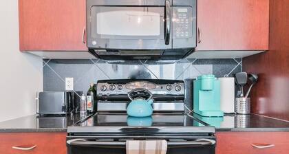 Spacious & Bright Condo 10 Min from DT | UG Stall