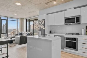 Køleskab, mikrobølgeovn, ovn, kogeplade