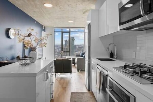 ثلاجة، ميكروويف، فرن، موقد طهي مسطح