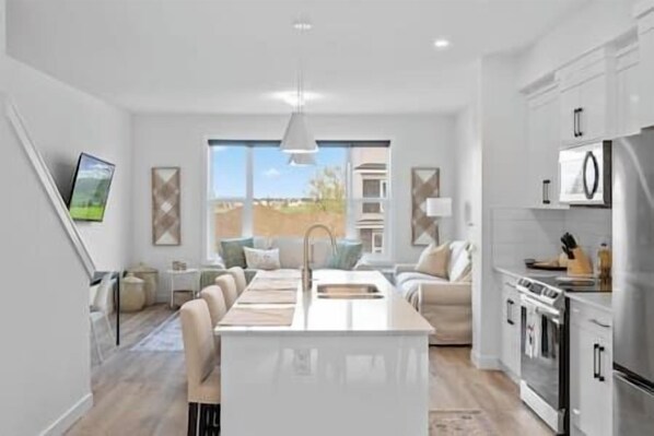 Kühlschrank, Mikrowelle, Ofen, Herdplatte