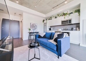 Smart TV - "Botanic Blue"|DT Skyline View |Mins to Saddledome (Calgary)