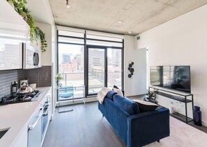 Smart TV - "Botanic Blue"|DT Skyline View |Mins to Saddledome (Calgary)