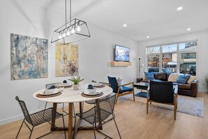 Dining - King Bed |Min to DT |3BR |Garage| Chef's Kitchen (Calgary)