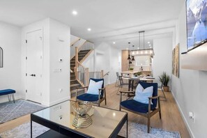 Interior - King Bed |Min to DT |3BR |Garage| Chef's Kitchen (Calgary)