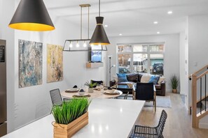 Interior - King Bed |Min to DT |3BR |Garage| Chef's Kitchen (Calgary)