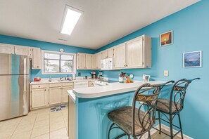 Fridge, microwave, oven, dishwasher - Warm Weather Escape! Golf & Relax in Little River (Little River)