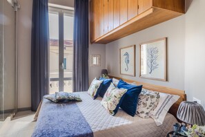 3 dormitorios, tabla de planchar con plancha, ropa de cama