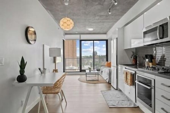 Frigorífico, microondas, horno y placa de cocina