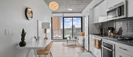 Jääkaappi, mikroaaltouuni, uuni, liesi