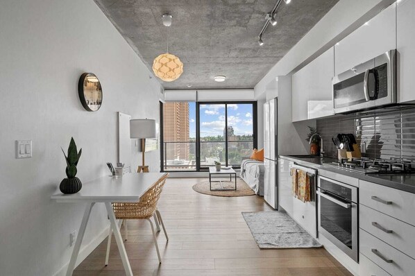 Jääkaappi, mikroaaltouuni, uuni, liesi