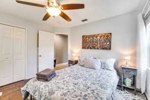 3 bedrooms, desk, iron/ironing board, Internet - Screened Lanai + Fenced Yard: Luxe Orlando Home (Orlando)