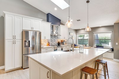 Screened Lanai + Fenced Yard: Luxe Orlando Home