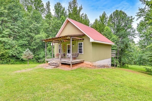 Exterior - Kentucky Cabin Retreat w/ Covered Porch & Views (Lewisburg)