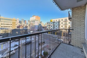 Property grounds - "Golden Shadows" | King Bed | Mins to Saddledome (Calgary)