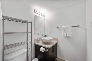 Haartrockner, Handtücher, Seife, Shampoo