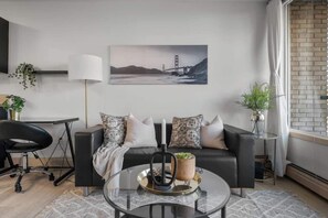TV, offices - "Golden Shadows" | King Bed | Mins to Saddledome (Calgary)