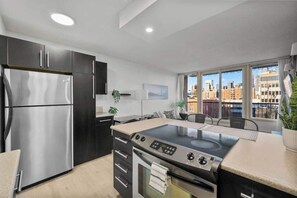 Kühlschrank, Mikrowelle, Ofen, Herdplatte