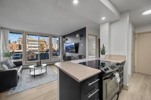 Interior - "Golden Shadows" | King Bed | Mins to Saddledome (Calgary)