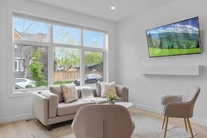 Smart TV, table tennis - King Bed | Ping Pong | 3BR | Garage| AC | Backyard (Calgary)