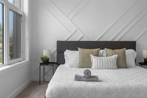 3 bedrooms, desk, iron/ironing board, free WiFi - King Bed | Ping Pong | 3BR | Garage| AC | Backyard (Calgary)