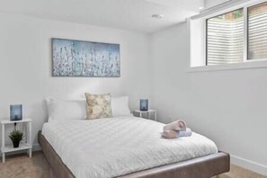 3 bedrooms, desk, iron/ironing board, free WiFi - King Bed | Ping Pong | 3BR | Garage| AC | Backyard (Calgary)