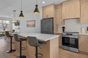 Fridge, microwave, oven, stovetop - King Bed | Ping Pong | 3BR | Garage| AC | Backyard (Calgary)