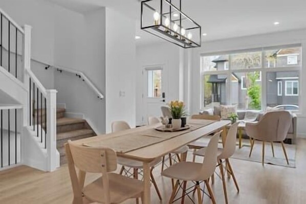 Dining - King Bed | Ping Pong | 3BR | Garage| AC | Backyard (Calgary)