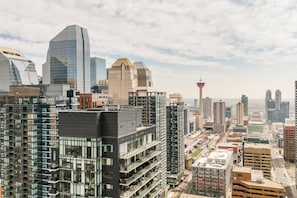 Un paysage urbain caractérisé par de nombreux immeubles de grande hauteur et une architecture moderne, notamment une tour remarquable et un grand bâtiment en verre.