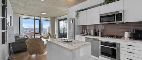 冷蔵庫、電子レンジ、オーブン、コンロ