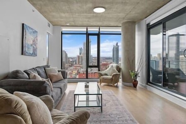 Smart TV - "Sky Cabin" | UG Parking | AC | Mins to Saddledome (Calgary)