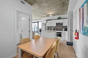 Dining - "Sky Cabin" | UG Parking | AC | Mins to Saddledome (Calgary)