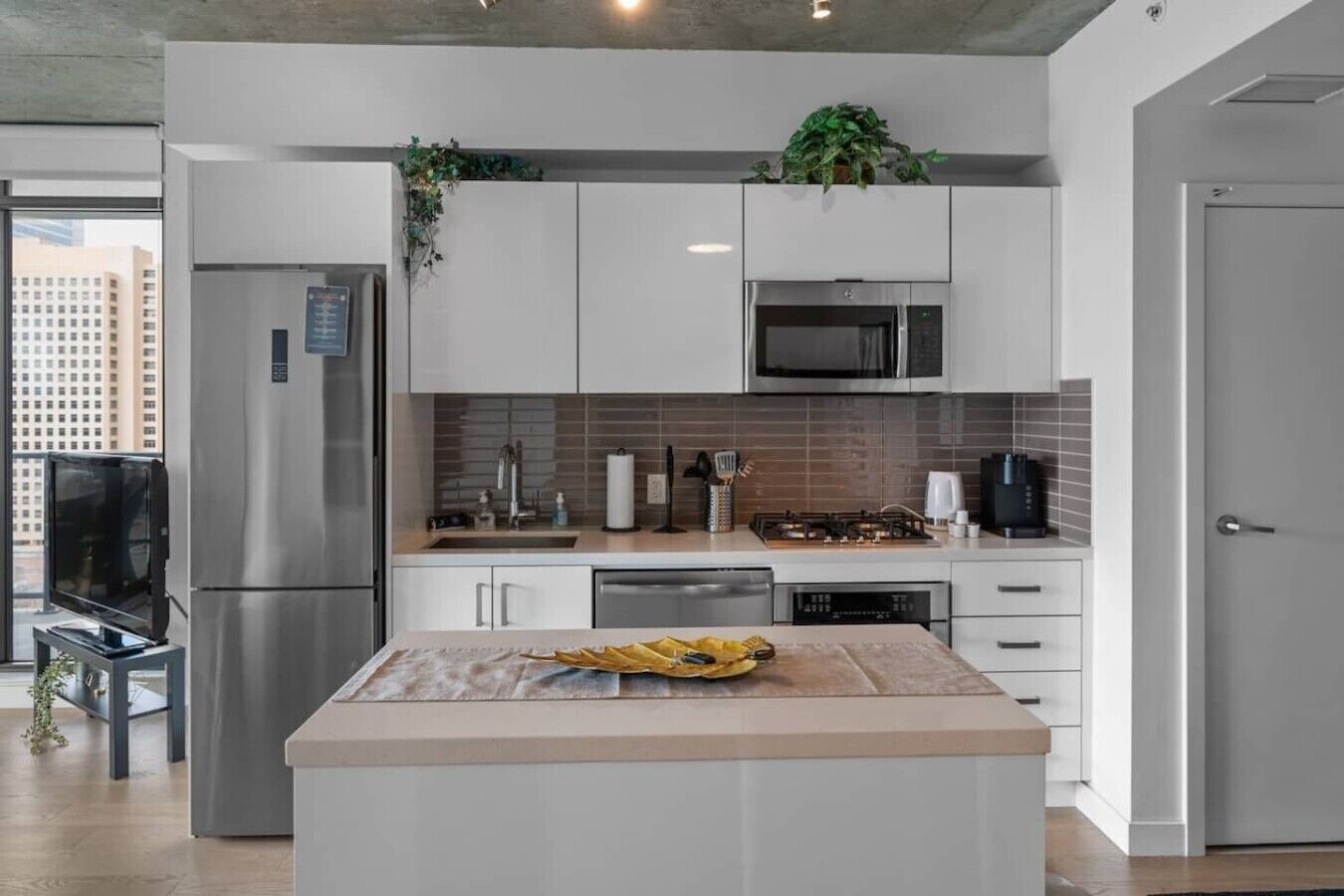 Coffee/tea maker, fridge, microwave, oven