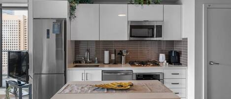 Coffee/tea maker, fridge, microwave, oven