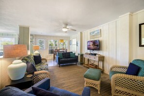 Smart TV - Dock * Water Views * Deck * Nature * Sunsets (Cedar Key)