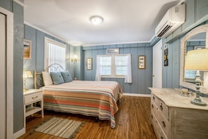 2 bedrooms, iron/ironing board, travel cot, free WiFi