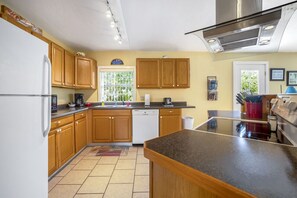 冰箱、微波炉、烤箱、炉灶