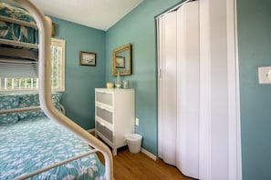 2 bedrooms, desk, travel cot, free WiFi - Elevated Serenity - Cedar Summit Upstairs 2BR Vacation Retreat with Breathtaking Views (Cedar Key)