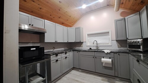 NEW Ohio Wine Counrty farmhouse on 6 acres with fire pit