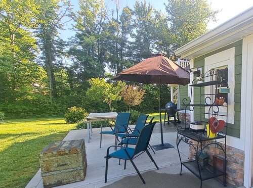 NEW Ohio Wine Counrty farmhouse on 6 acres with fire pit