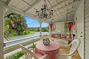 Outdoor dining - Historic * Walkable * Downtown * Boat Parking * Fire Pit (Cedar Key)
