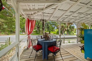 Outdoor dining - Historic * Walkable * Downtown * Boat Parking * Fire Pit (Cedar Key)