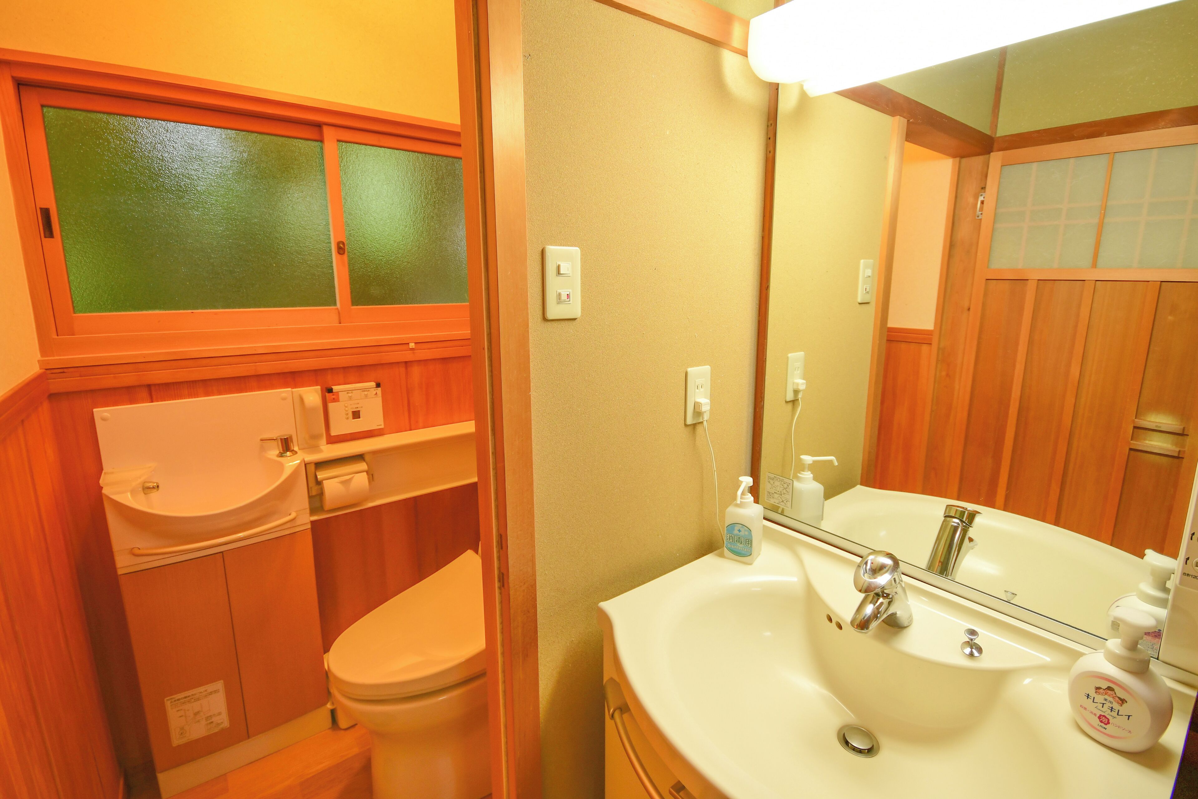 Ein Badezimmer mit Toilette, Waschbecken und Spiegel.