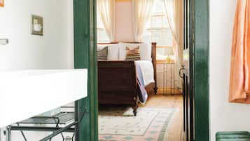 Suite 1: The Pink Room | Badezimmer | Haartrockner, Handtücher, Seife, Shampoo
