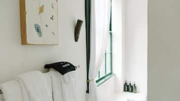 Suite 1: The Pink Room | Kamar mandi | Pengering rambut, handuk, sabun, dan sampo