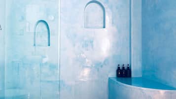 Suite 2: The Green Room | Baño | Secadora de cabello, toallas, jabón, shampoo