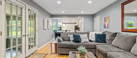 TV connectée, cheminée, livres