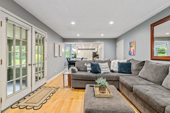 TV connectée, cheminée, livres