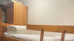 A bunk bed with wooden frames and white bedding. - Studio Montagne 20 m (Saint-Léger-les-Mélèzes)