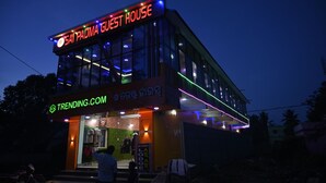 Een gebouw met een gevel waarop 'Sai Padma Guest House' en 'Trending.com' staat.