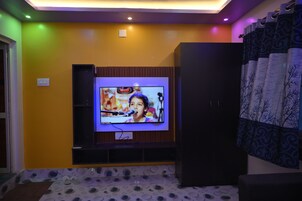 Quarto casal premium, vista para a cidade | Área de estar | TV